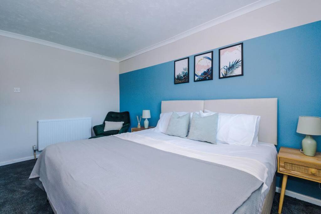 Cheerful 3 Bedroom Home With Parking Near Chester Saughall Exterior foto