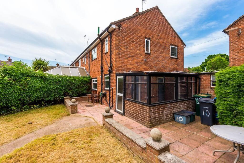 Cheerful 3 Bedroom Home With Parking Near Chester Saughall Exterior foto