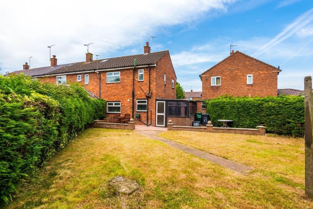 Cheerful 3 Bedroom Home With Parking Near Chester Saughall Exterior foto
